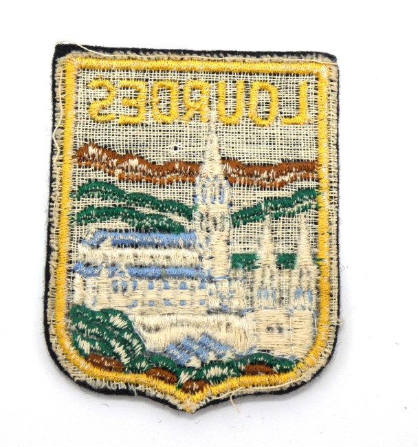 P1040494 Ecusson brodé ville cathédrale LOURDES