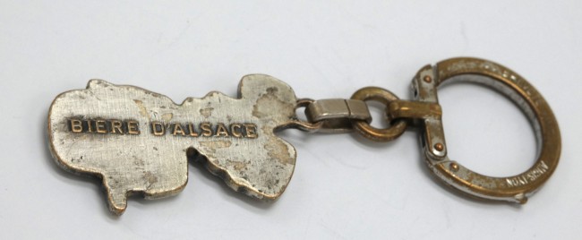 Ancien porte clé métal Augis bière Alsace pêcheur sur tonneau 