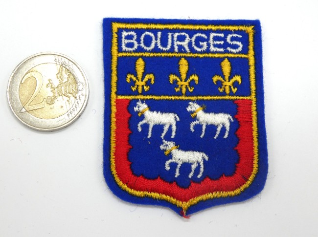 P1100084 Ecusson brodé ville BOURGES à coudre