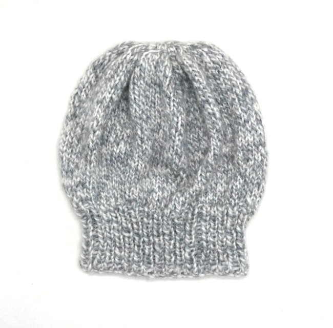 Béret gris/ blanc chiné en laine Bergère de France Alaska coloris gris et blanc chiné ( Hamster )