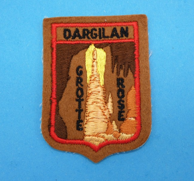 P1020044 Ecusson brodé ville DARGILAN grotte rose
