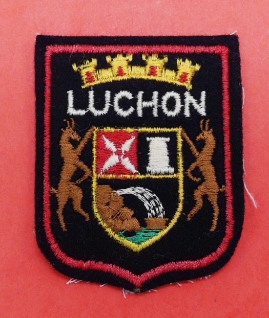 P1260066 Ecusson brodé ville LUCHON