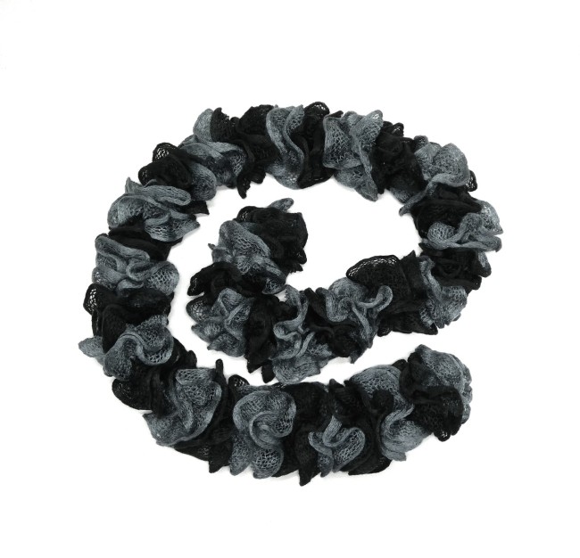 P1050045 Echarpe femme noir & grise froufrou