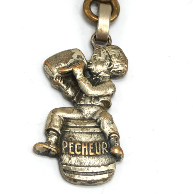 Ancien porte clé métal Augis bière Alsace pêcheur sur tonneau 