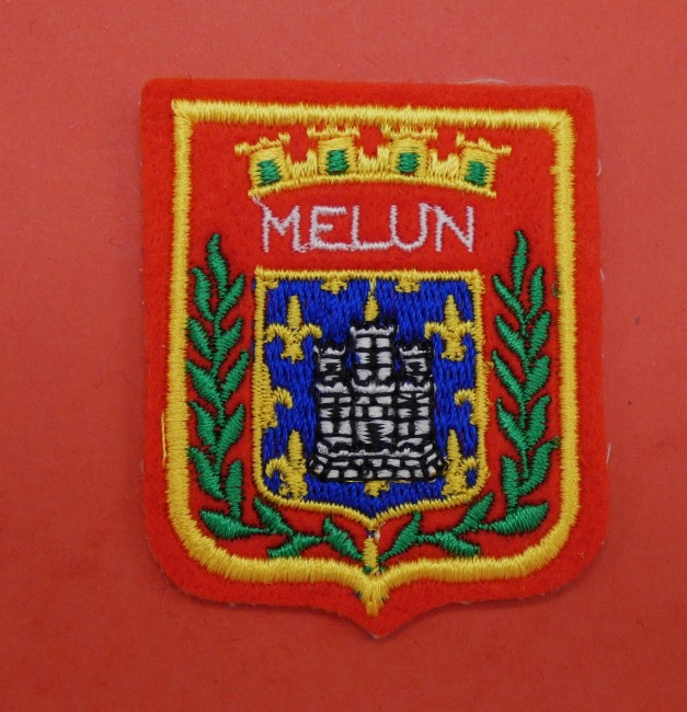P1100921 Ecusson brodé ville Melun