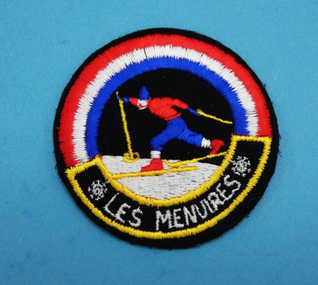P1090578 Ecusson brodé Les Menuires motif skieur
