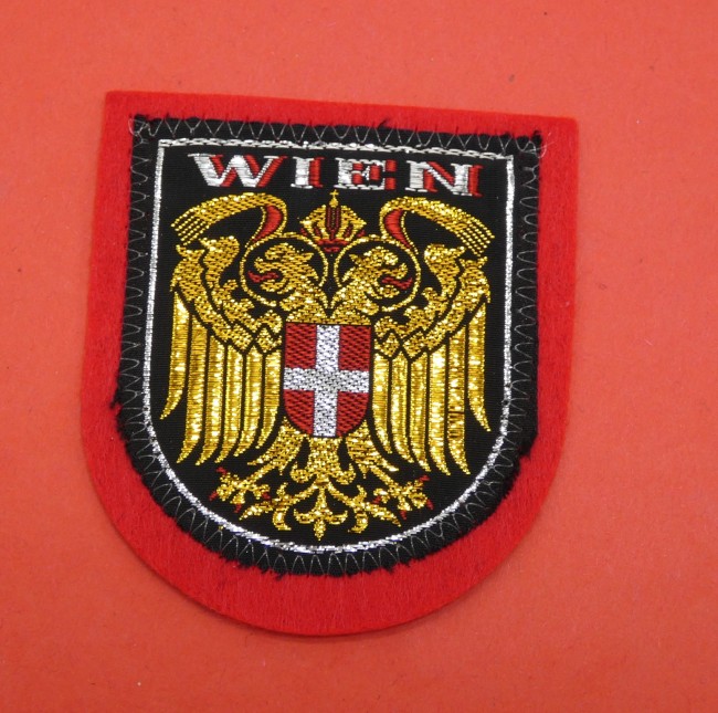 P1040526 Ecusson brodé ville WIEN ( occasion )