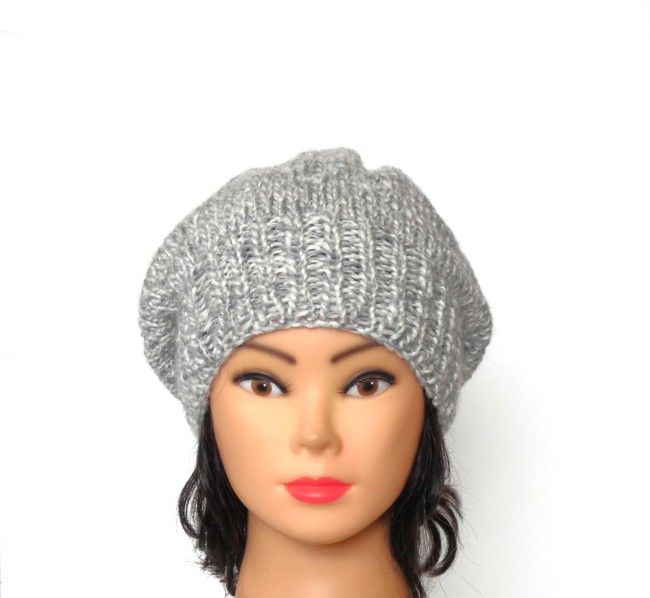 Béret gris/ blanc chiné en laine Bergère de France Alaska coloris gris et blanc chiné ( Hamster )