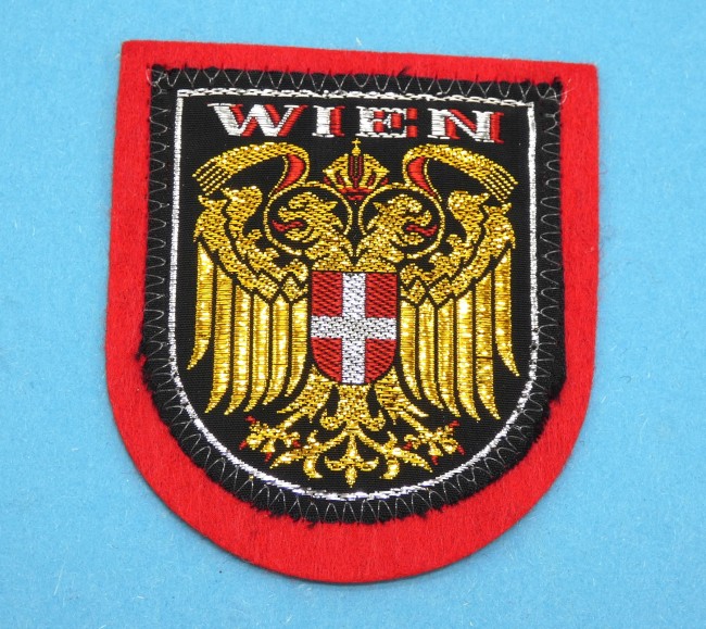P1040525 Ecusson brodé ville WIEN ( occasion )