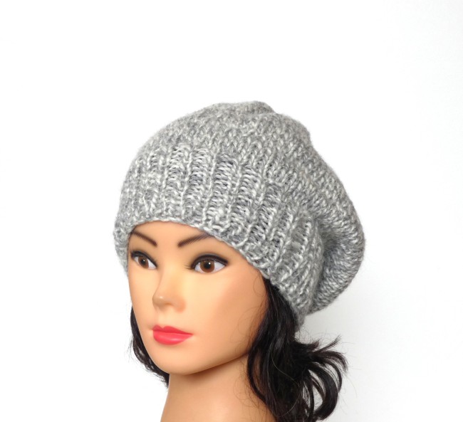 Béret gris/ blanc chiné en laine Bergère de France Alaska coloris gris et blanc chiné ( Hamster )