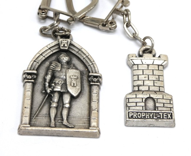 P1060097 Lot 2 porte clés chevalier , armure , tour moyen âge Prophyltex