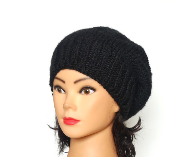 Béret noir pour femme en laine Bergère de France Alaska doux et chaud tricoté main 