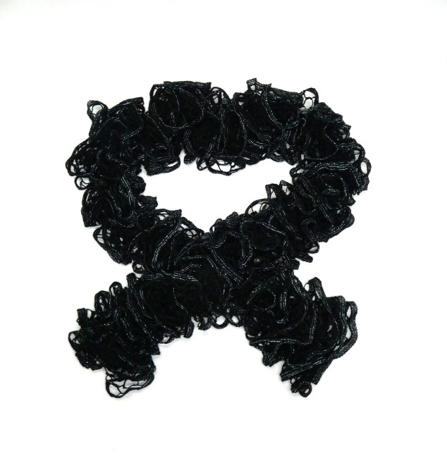 Echarpe noire bordure gris argenté