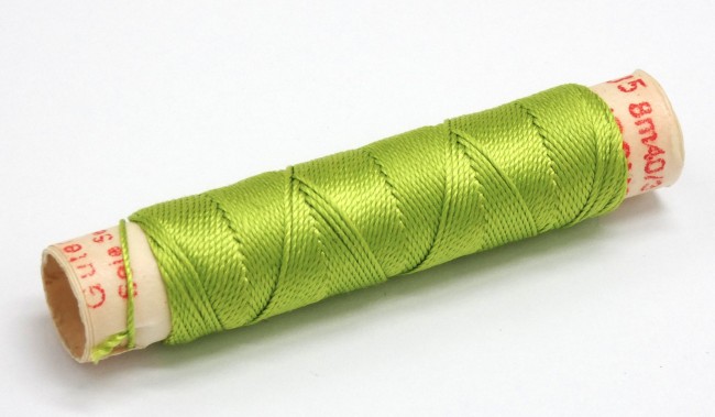 Une bobine de fil de soie à broder Gutermann C 335 - vert