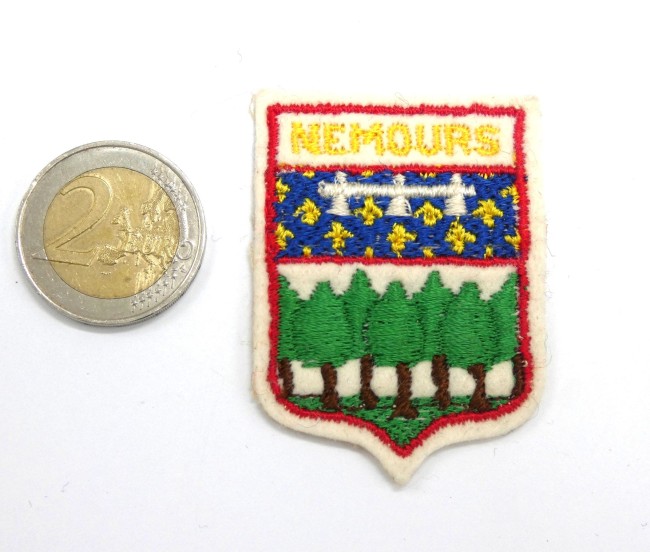 P1100844 Petit écusson brodé ville NEMOURS