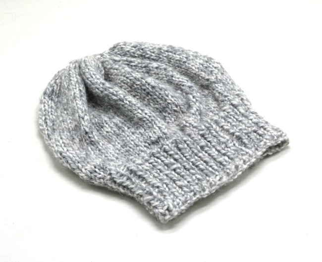 Béret gris/ blanc chiné en laine Bergère de France Alaska coloris gris et blanc chiné ( Hamster )