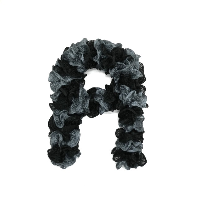 P1050047 Echarpe femme noir & grise froufrou