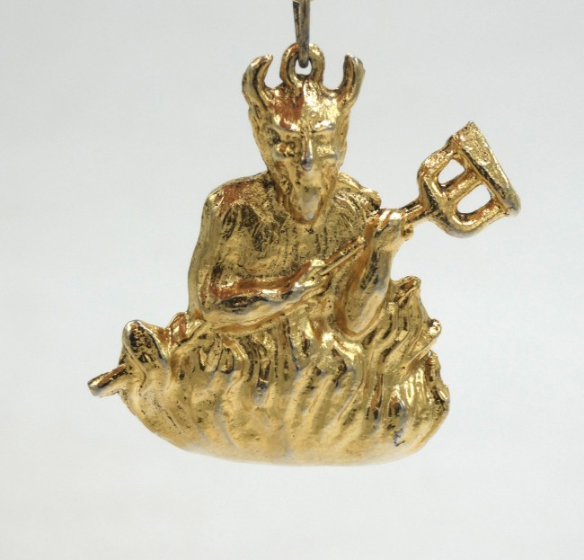 P1060187 Porte clé métal doré La grotte du diable