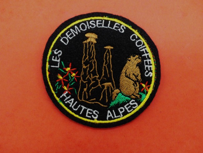 P1260140 Ecusson brodé Les demoiselles coiffées Hautes - Alpes