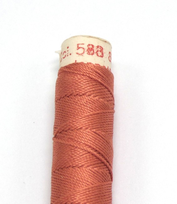 Une bobine de fil de soie à broder Gütermann C 588 