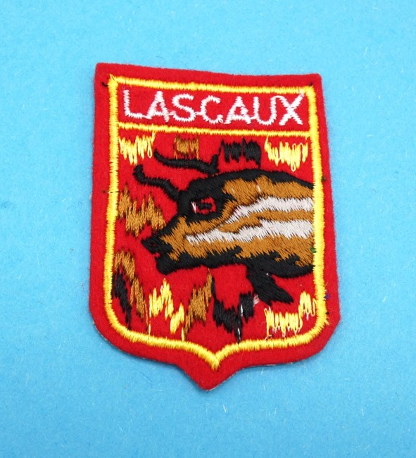 P1080848 Ecusson brodé ville / grotte LASCAUX
