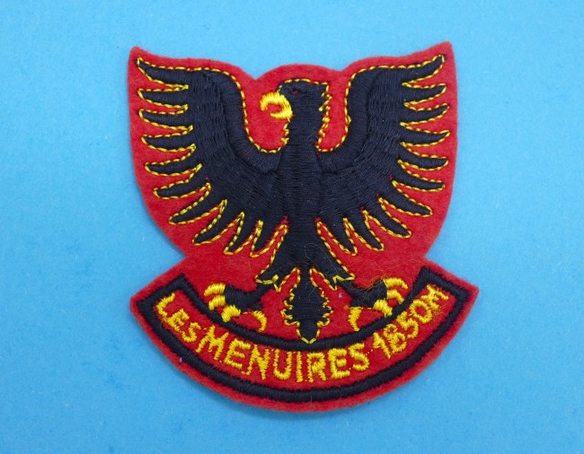P1090560 Ecusson aigle royal brodé ville Les Menuires 1850 M