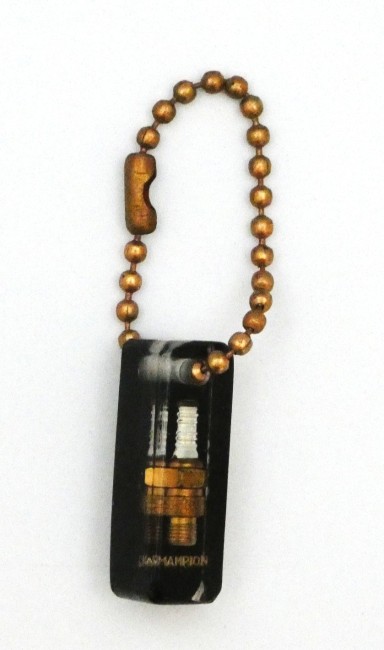 P1050127 Porte clé miniature bougie d 'allumage Champion inclusion