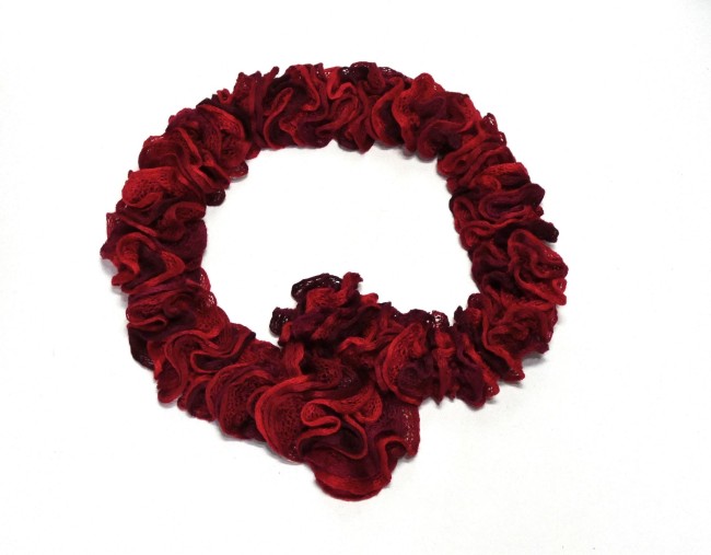 P1010938 Echarpe femme rouge/ bordeaux Katia Ondas froufrou