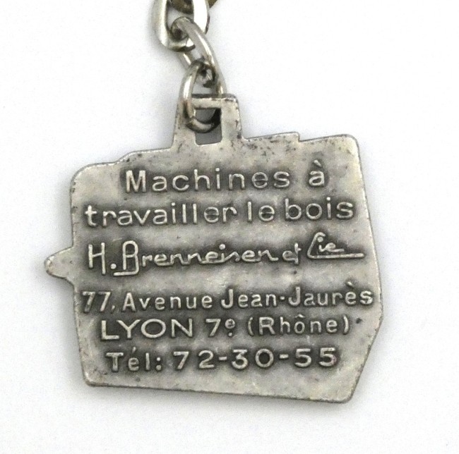 P1050225 Porte clé métal machine à travailler le bois