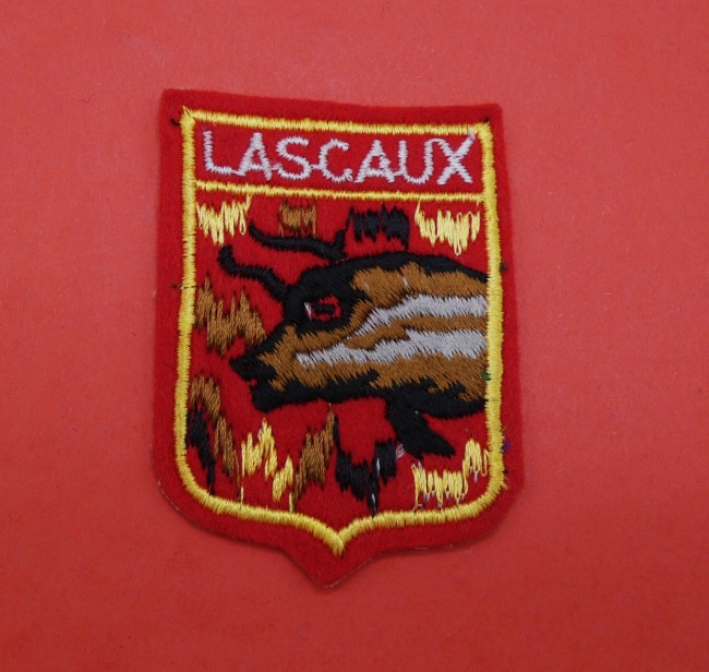 P1080847 Ecusson brodé ville / grotte LASCAUX