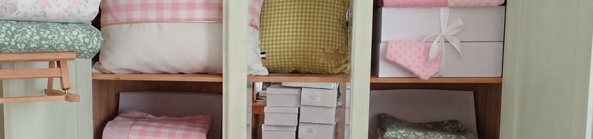 Créations textiles faites main pour la sieste maternelle, disponibles en stock et prêtes à partir