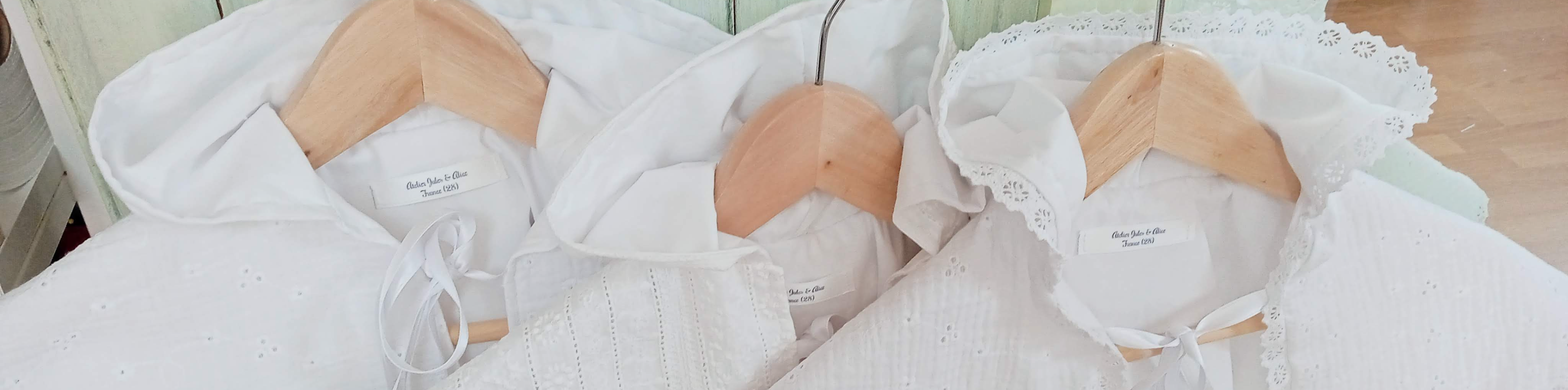 cape de baptême blanche, élégante, artisanale personnalisée avec broderie religieuse