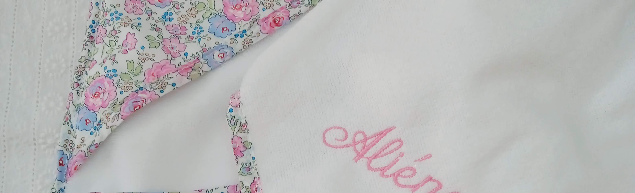 Cape de bain bébé personnalisée avec capuche et contour en tissu, confectionnée à la main