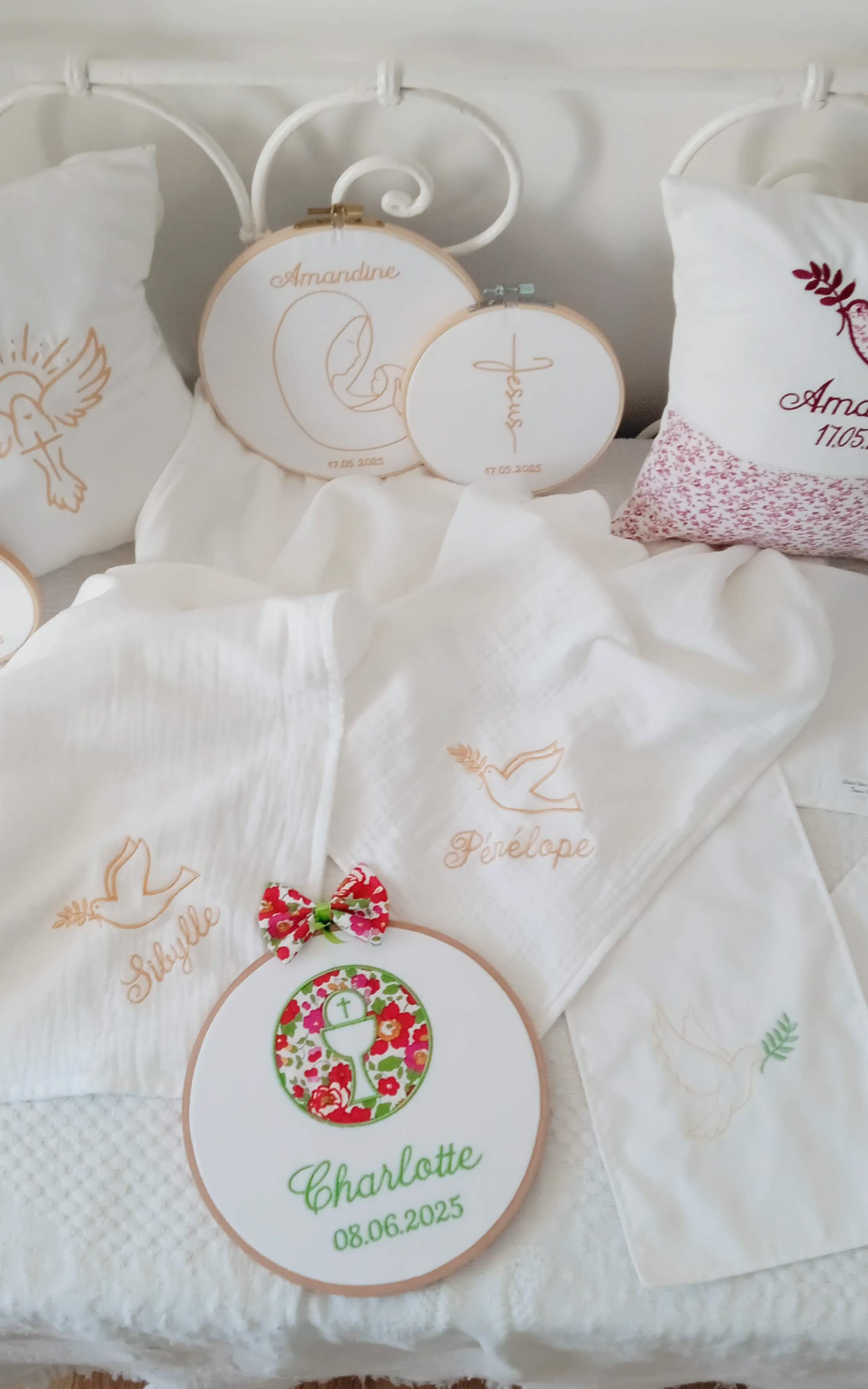 confections et créations textiles artisanales, personnalisées avec broderie, souvenirs sacrements religieux