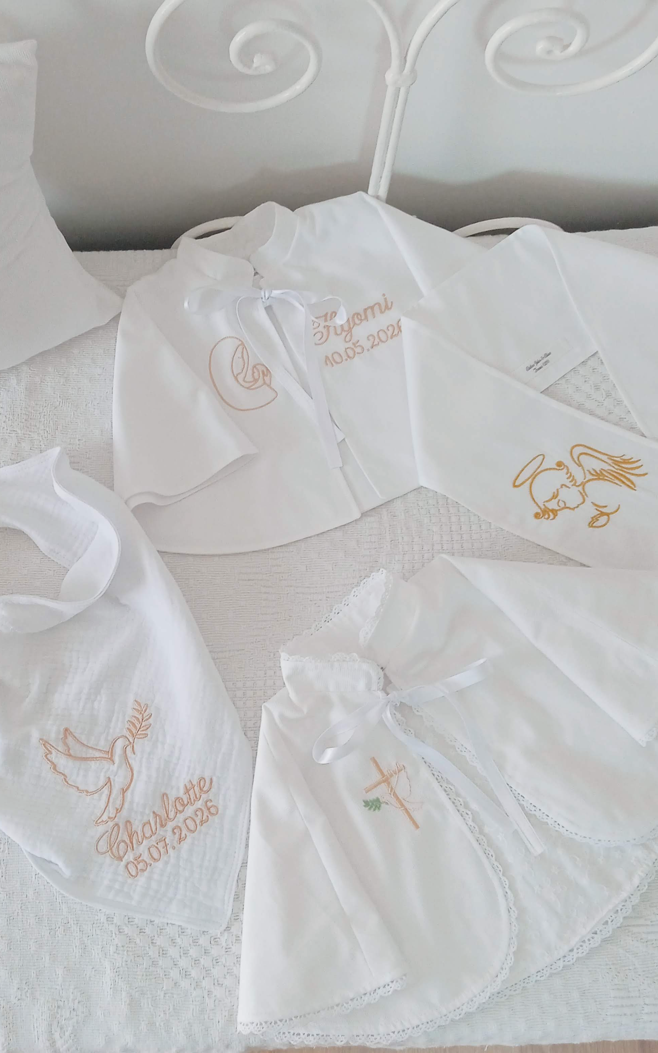 écharpes, cape, étole, châle de baptême personnalisés avec broderie religieuse et prénom
