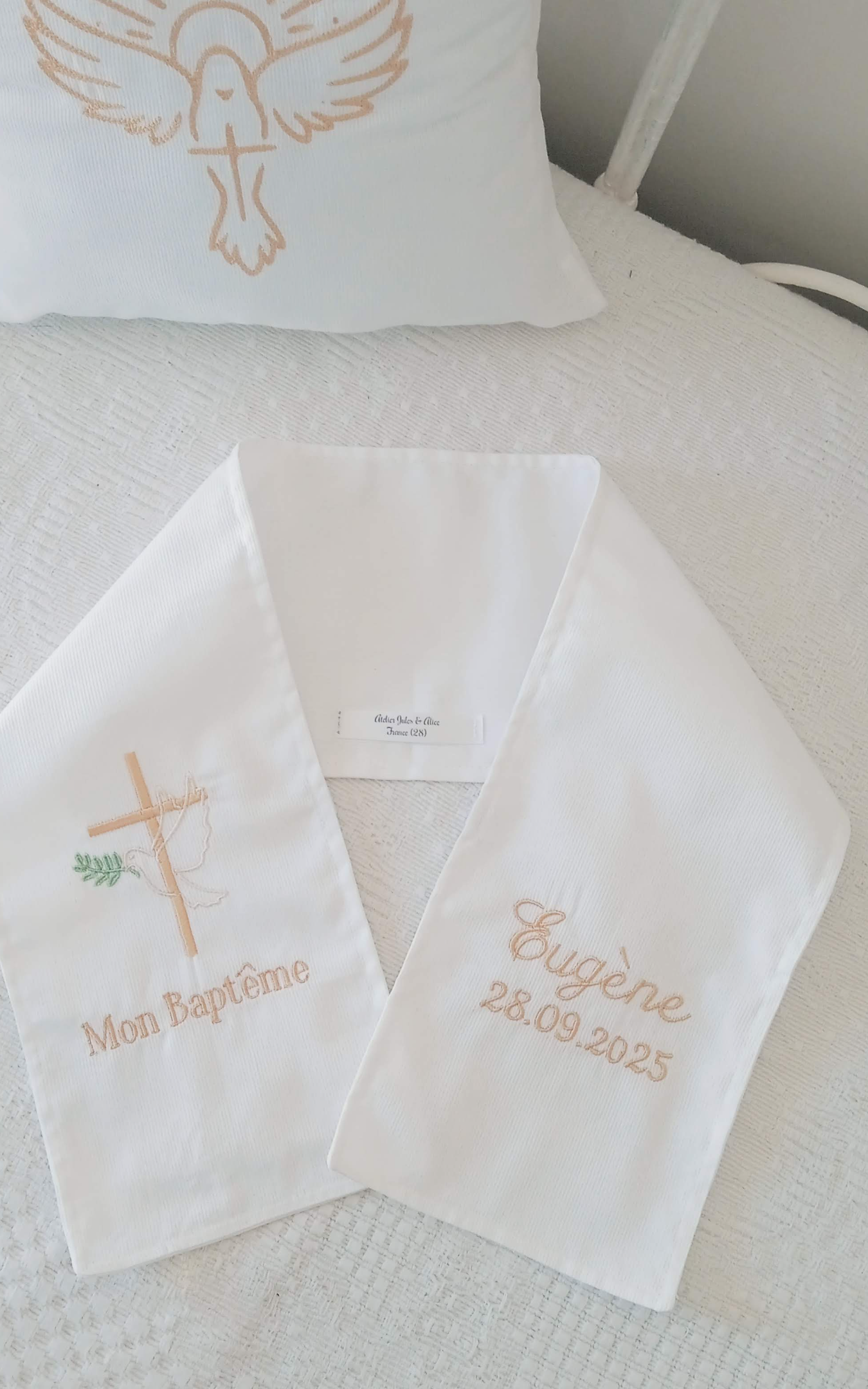 souvenirs cathos personnalisés, écharpes de baptêmes fait main, brodées et personnalisées, broderie religieuse, croix, colombe, prénom et date