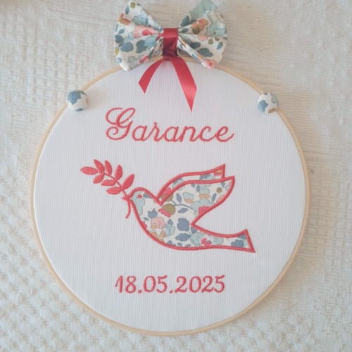 Souvenir de baptême personnalisé avec broderie d’un symbole chrétien