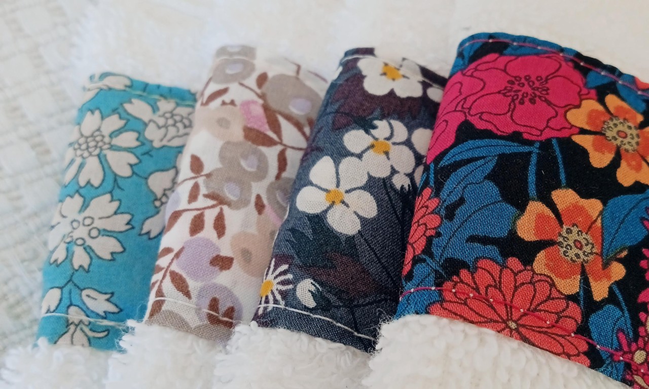 Serviette de toilette personnalisée avec broderie et bande de tissu, cadeau de Noël pour femme.