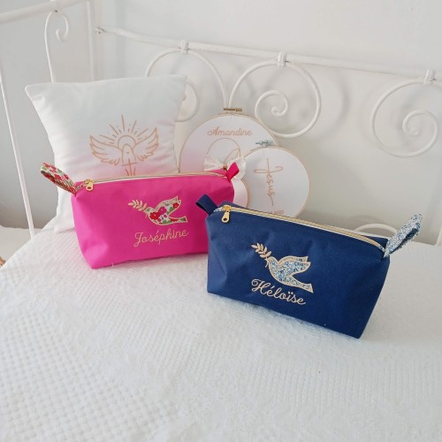 cadeaux de baptême personnalisés trousse de toilette brodées colombe