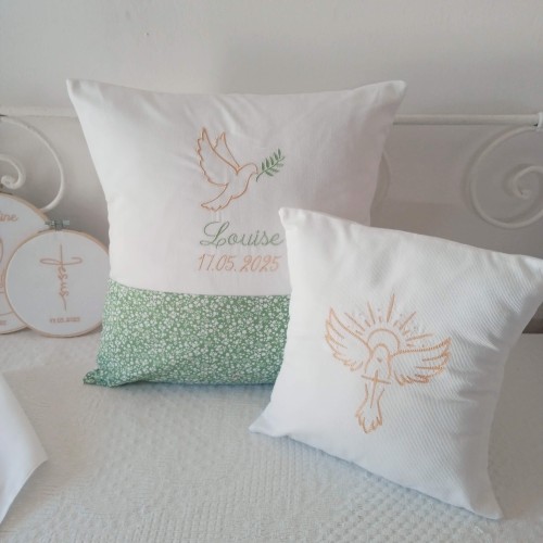 Coussin personnalisé avec broderie religieuse pour un cadeau de baptême