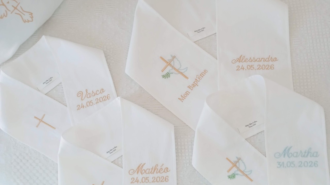 Écharpe de baptême blanche personnalisée avec broderie religieuse