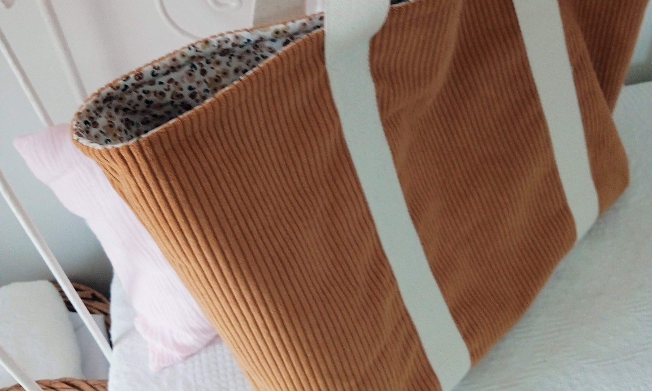 Sac cabas en velours côtelé personnalisé, idée cadeau artisanal pour femme à Noël.