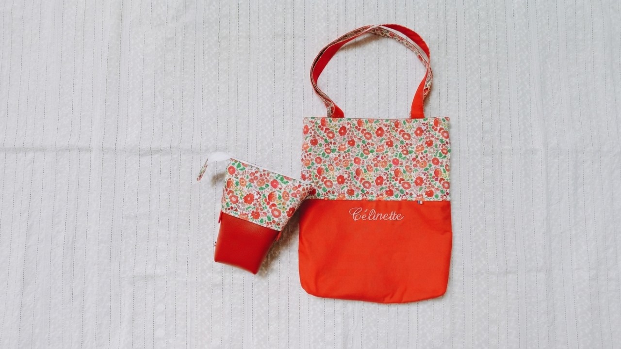 Totebag personnalisé en tissu fleuri, cadeau de Noël pratique et élégant pour femme.