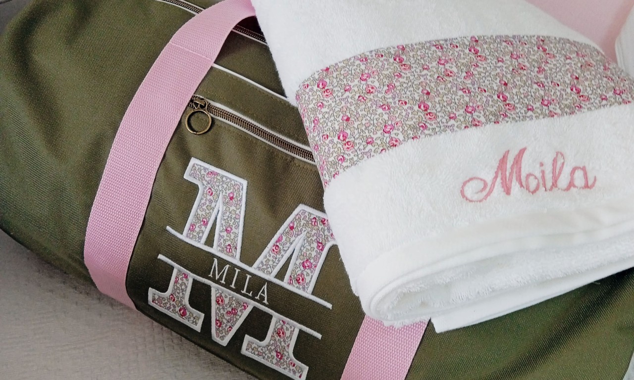 Serviette de toilette personnalisée avec broderie et bande de tissu, cadeau de Noël pour femme.