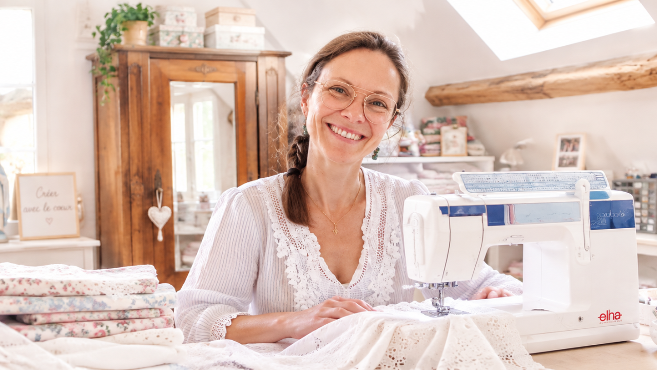 Céline créatrice dans son atelier de confection surmesure