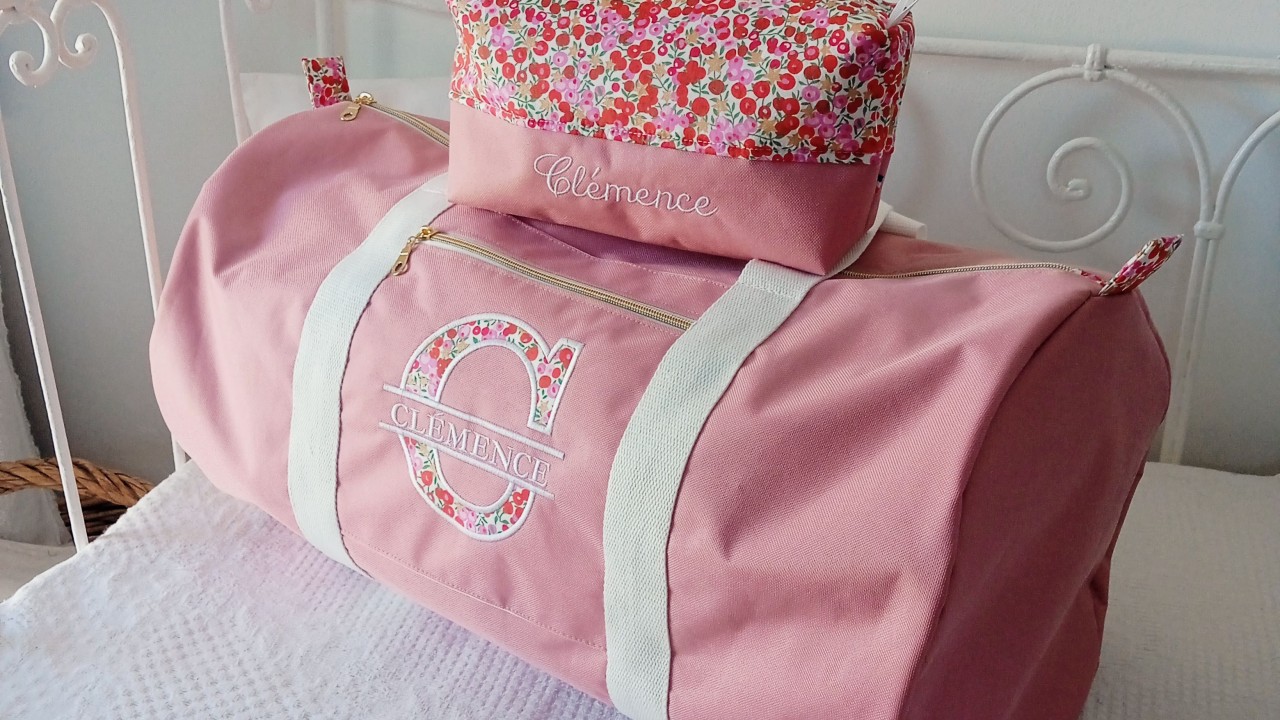 Sac polochon personnalisé et trousse de toilette assortie, idée cadeau de Noël pour femme.