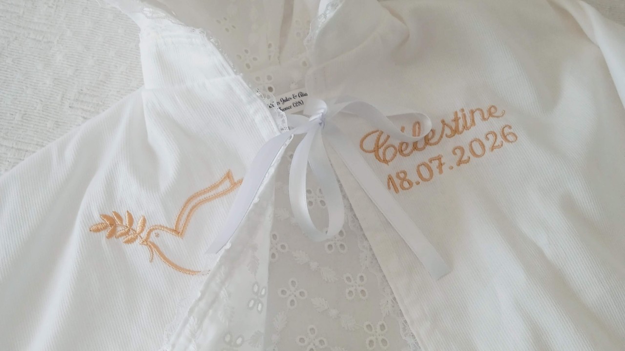 Cape de baptême pour bébé confectionnée avec des finitions délicates