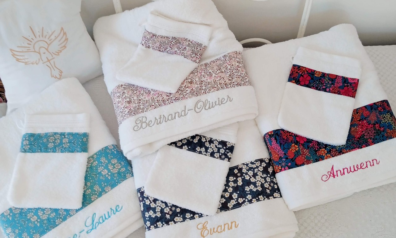 Serviette de toilette personnalisée avec broderie et bande de tissu, cadeau de Noël pour femme.