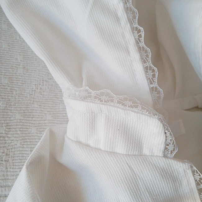 Cape de baptême blanche, fait main, sur mesure, avec capuche et pourtour en dentelle très élégante. personnalisable avec broderie religieuse, catho, spi