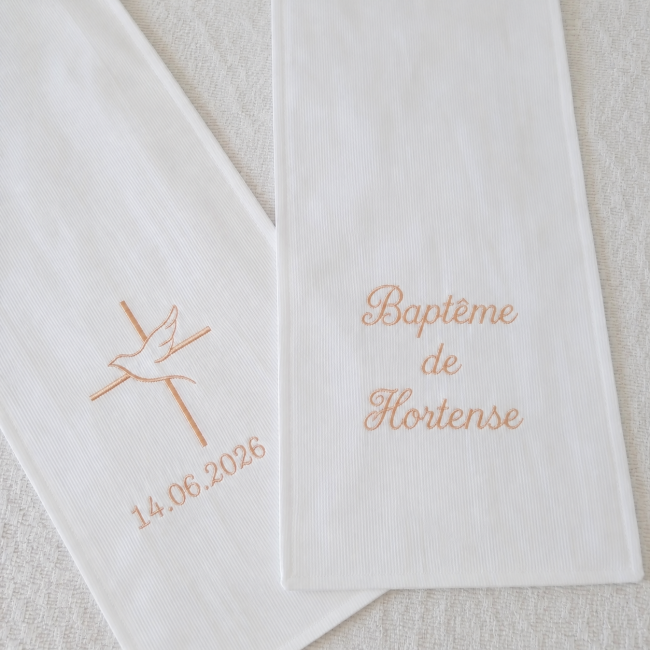 Écharpe de baptême personnalisée brodée avec croix et colombe épurée, prénom Hortense et date 14.06.2026 – création artisanale Atelier Jules & Alice